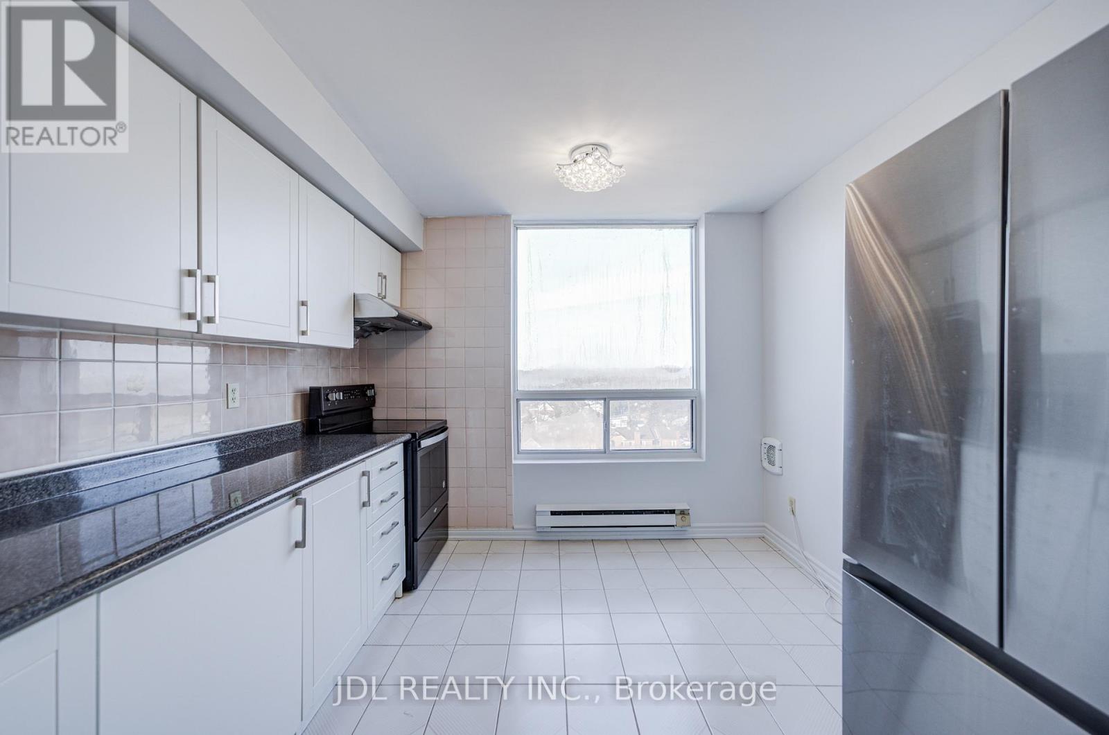 1106 - 1 Reidmount Avenue, Toronto, ON - Indoor Photo Showing Kitchen