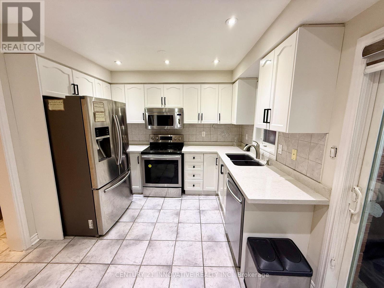920 Mandolin Place, Mississauga, ON - Indoor Photo Showing Kitchen With Double Sink