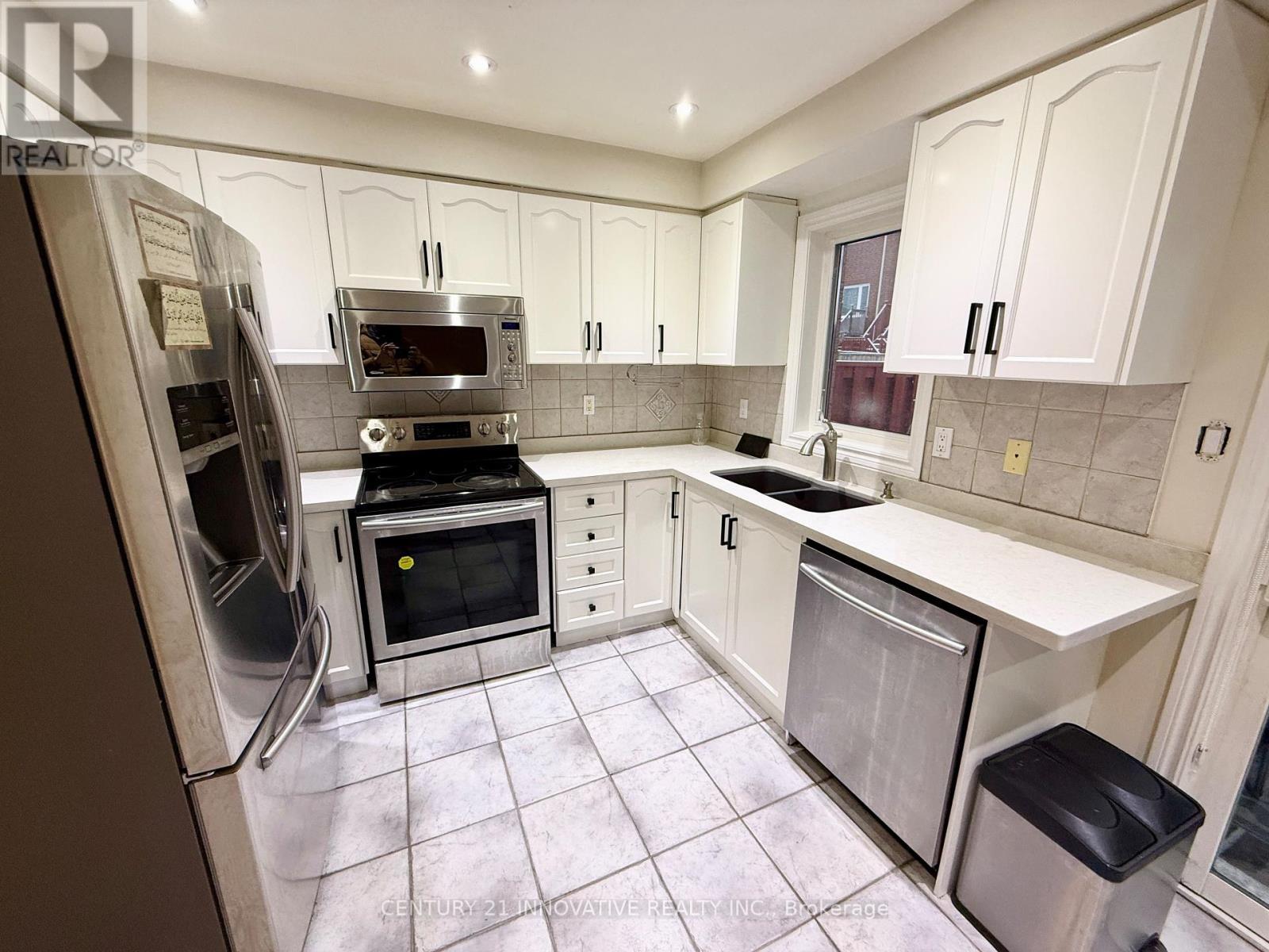 920 Mandolin Place, Mississauga, ON - Indoor Photo Showing Kitchen With Double Sink