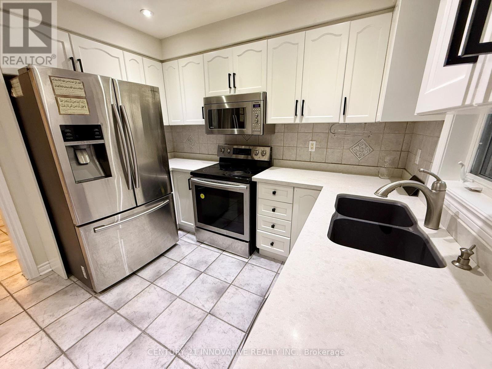920 Mandolin Place, Mississauga, ON - Indoor Photo Showing Kitchen With Double Sink