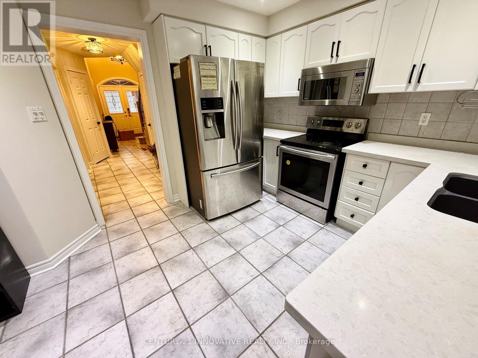 920 Mandolin Place, Mississauga, ON - Indoor Photo Showing Kitchen With Double Sink