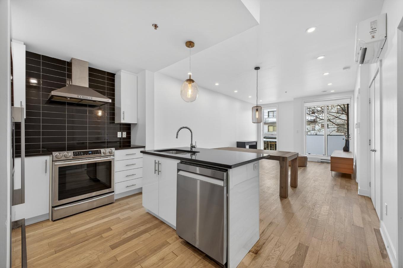 Cuisine - 213-3311 Boul. St-Joseph E., Montréal (Rosemont/La Petite-Patrie), QC - Indoor Photo Showing Kitchen With Upgraded Kitchen