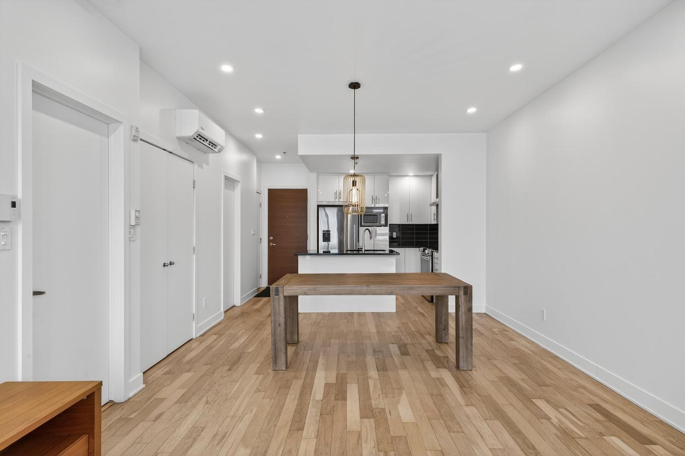 Salle à manger - 213-3311 Boul. St-Joseph E., Montréal (Rosemont/La Petite-Patrie), QC - Indoor