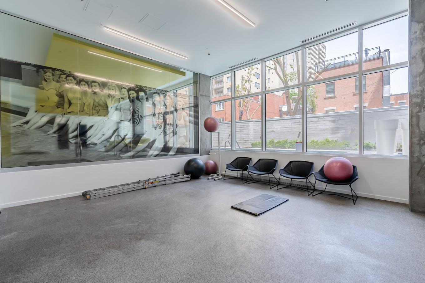 Exercise room - 2048-1414 Rue Chomedey, Montréal (Ville-Marie), QC - Indoor Photo Showing Gym Room