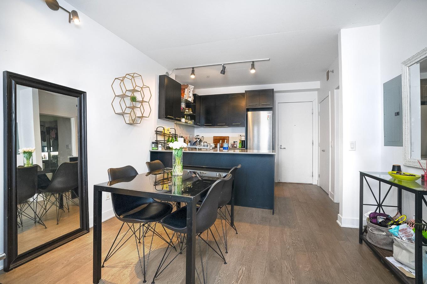 Kitchen - 2048-1414 Rue Chomedey, Montréal (Ville-Marie), QC - Indoor Photo Showing Dining Room