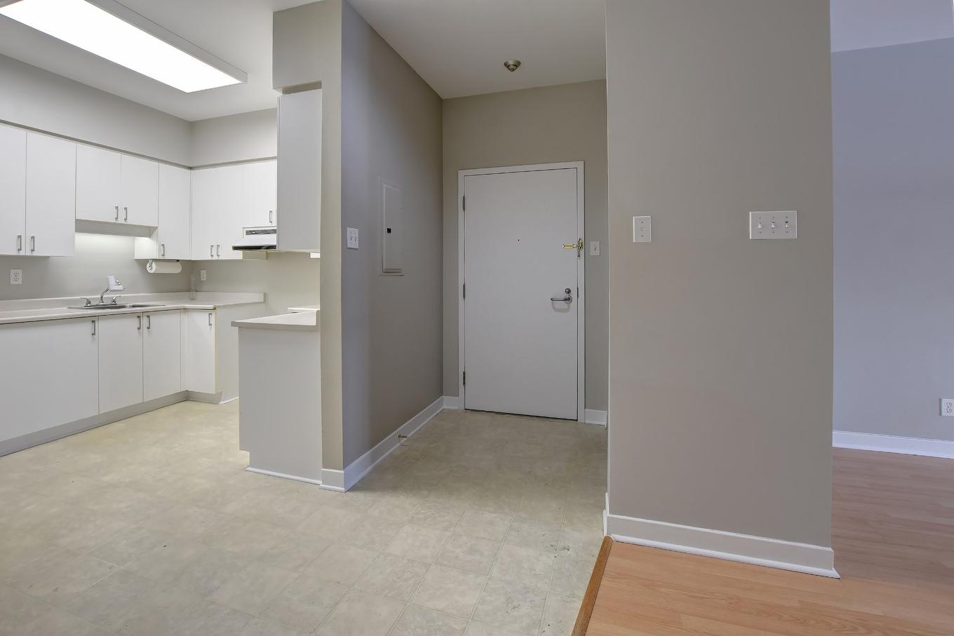 Hall d'entrée/Vestibule - 104-305 Rue Laviolette, Saint-Jérôme, QC - Indoor Photo Showing Kitchen