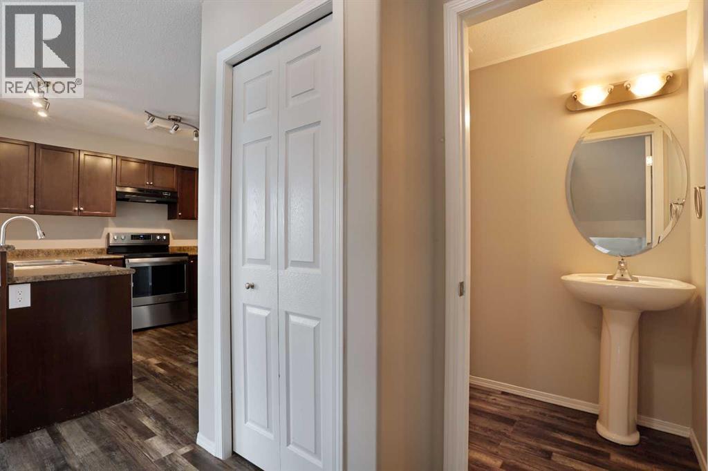 Main Floor - 2 Piece Bathroom - 322 17 Street E, Brooks, AB - Indoor Photo Showing Kitchen