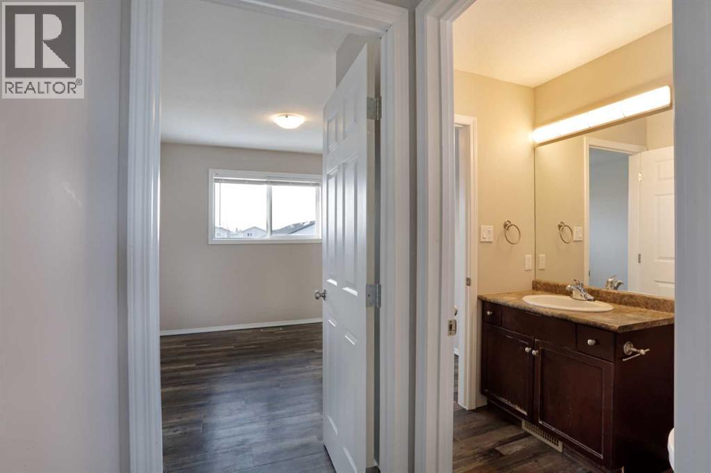 Top Floor - Primarly Bedroom & Main Bathroom - 322 17 Street E, Brooks, AB - Indoor Photo Showing Bathroom