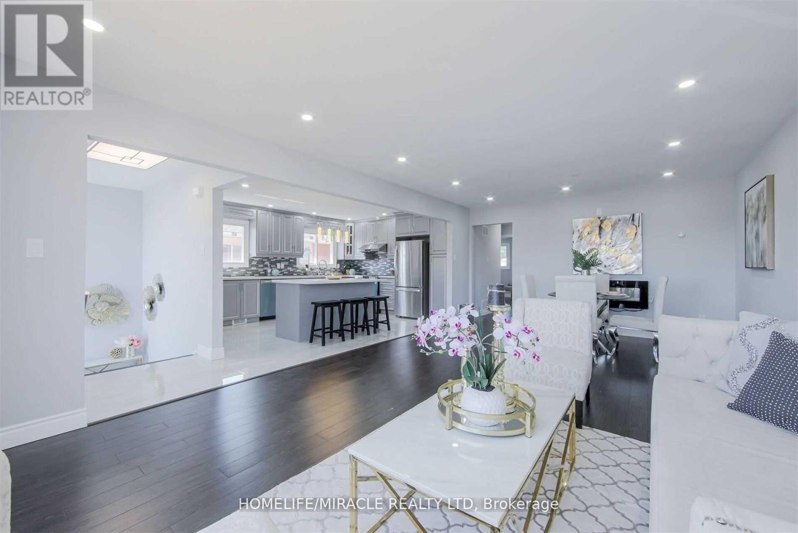 4000 Key Court, Mississauga, ON - Indoor Photo Showing Living Room