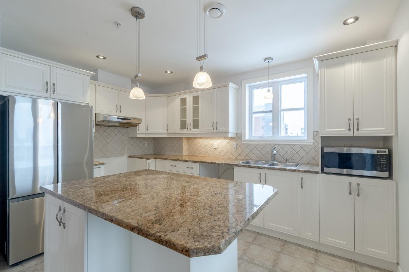 Kitchen - 302-5200 Av. Colomb, Brossard, QC - Indoor Photo Showing Kitchen With Double Sink With Upgraded Kitchen