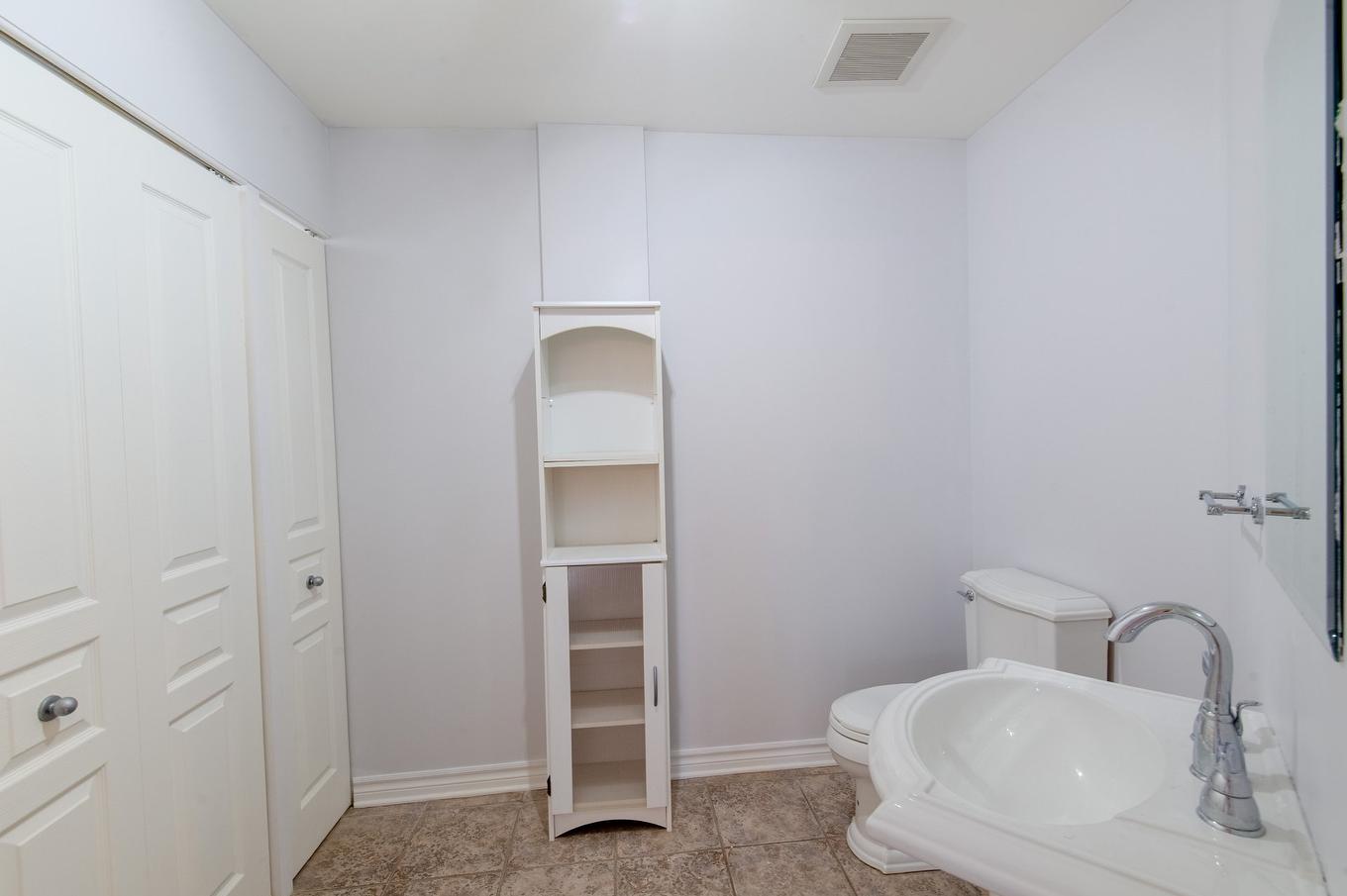 Powder room - 302-5200 Av. Colomb, Brossard, QC - Indoor Photo Showing Bathroom