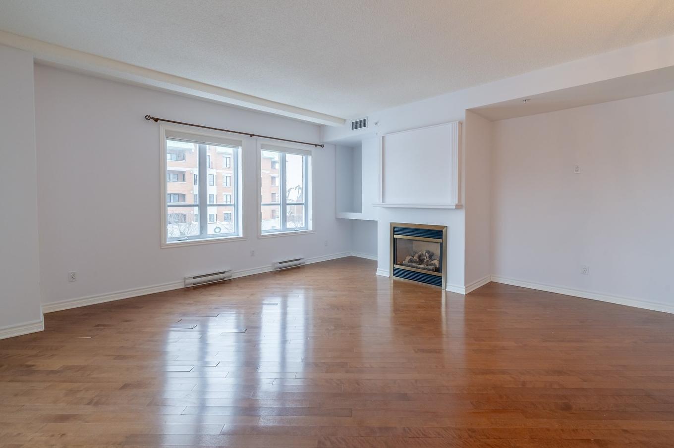 Living room - 302-5200 Av. Colomb, Brossard, QC - Indoor With Fireplace