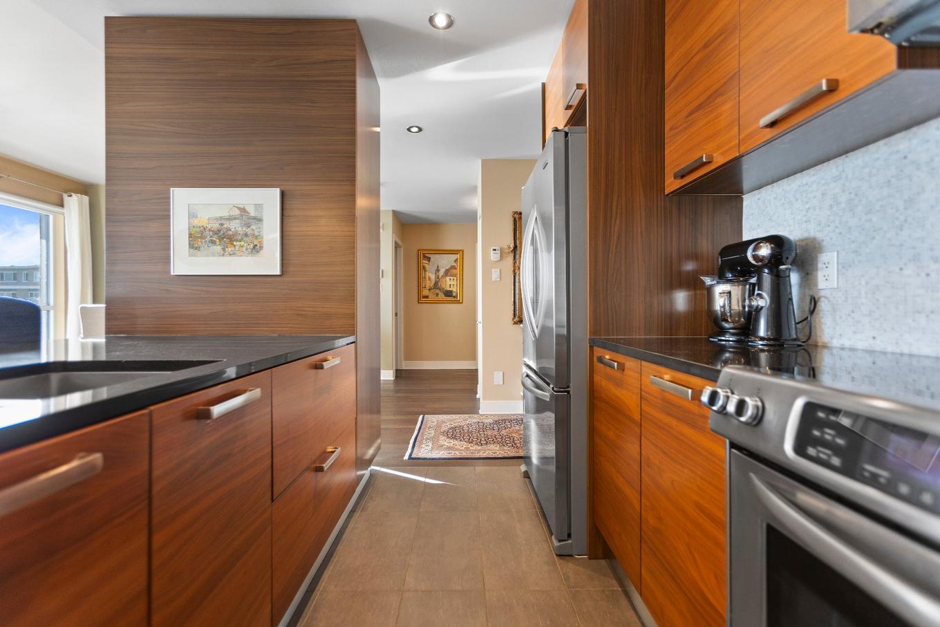 Cuisine - 409-795 Ch. Du Bord-Du-Lac-Lakeshore, Dorval, QC - Indoor Photo Showing Kitchen