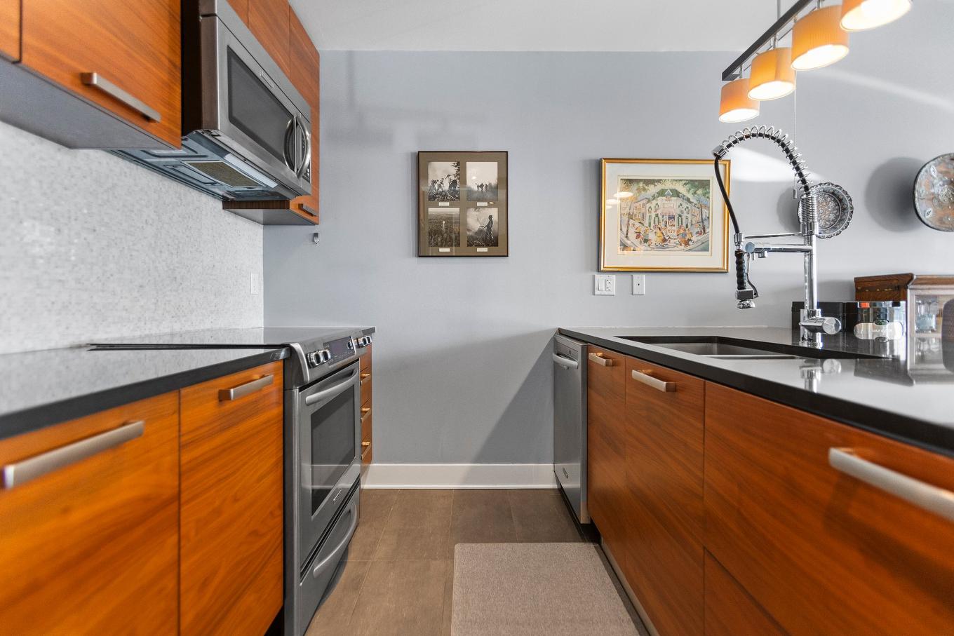 Cuisine - 409-795 Ch. Du Bord-Du-Lac-Lakeshore, Dorval, QC - Indoor Photo Showing Kitchen