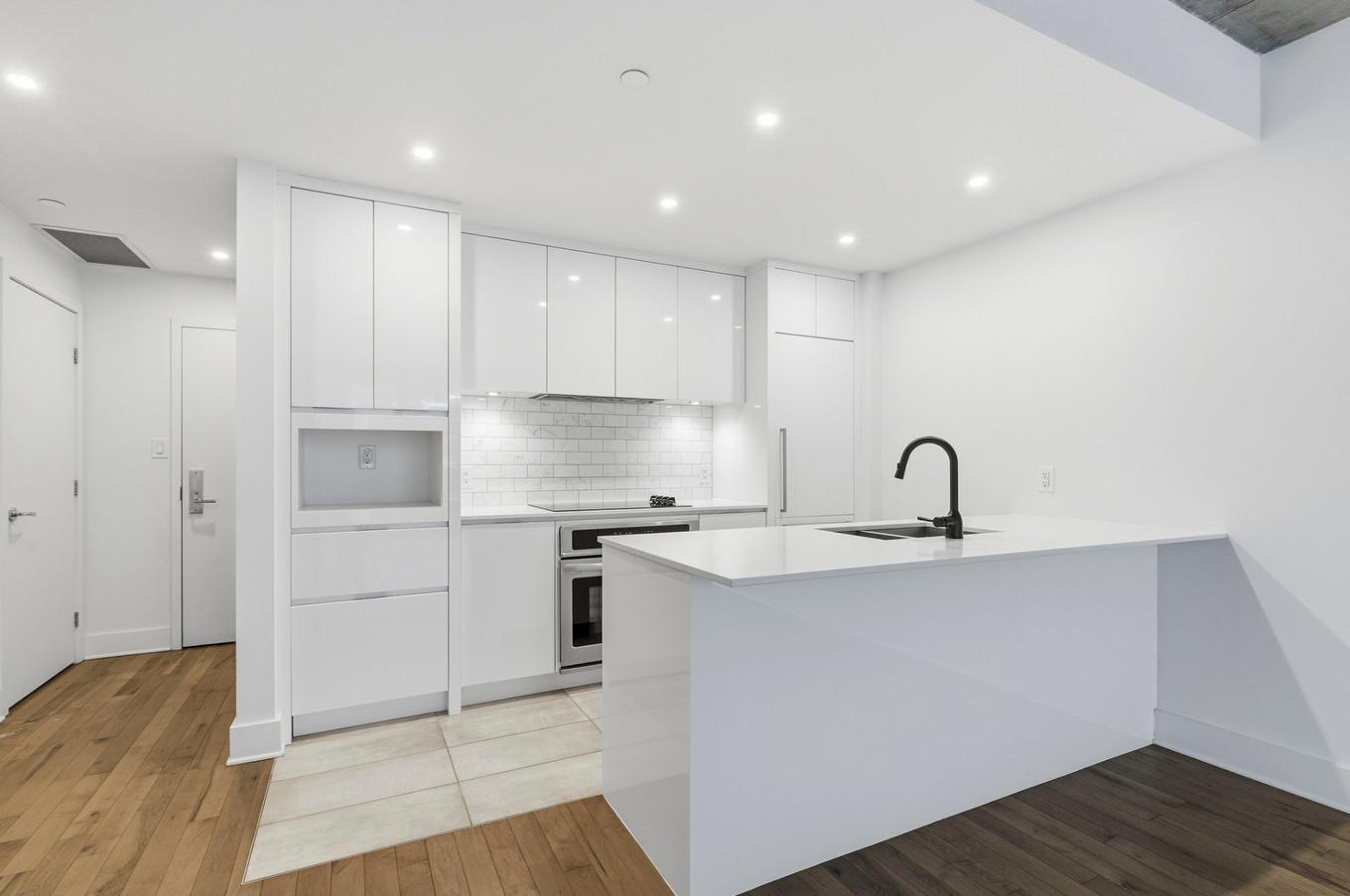 Cuisine - 621-2000 Rue Des Bassins, Montréal (Le Sud-Ouest), QC - Indoor Photo Showing Kitchen With Upgraded Kitchen