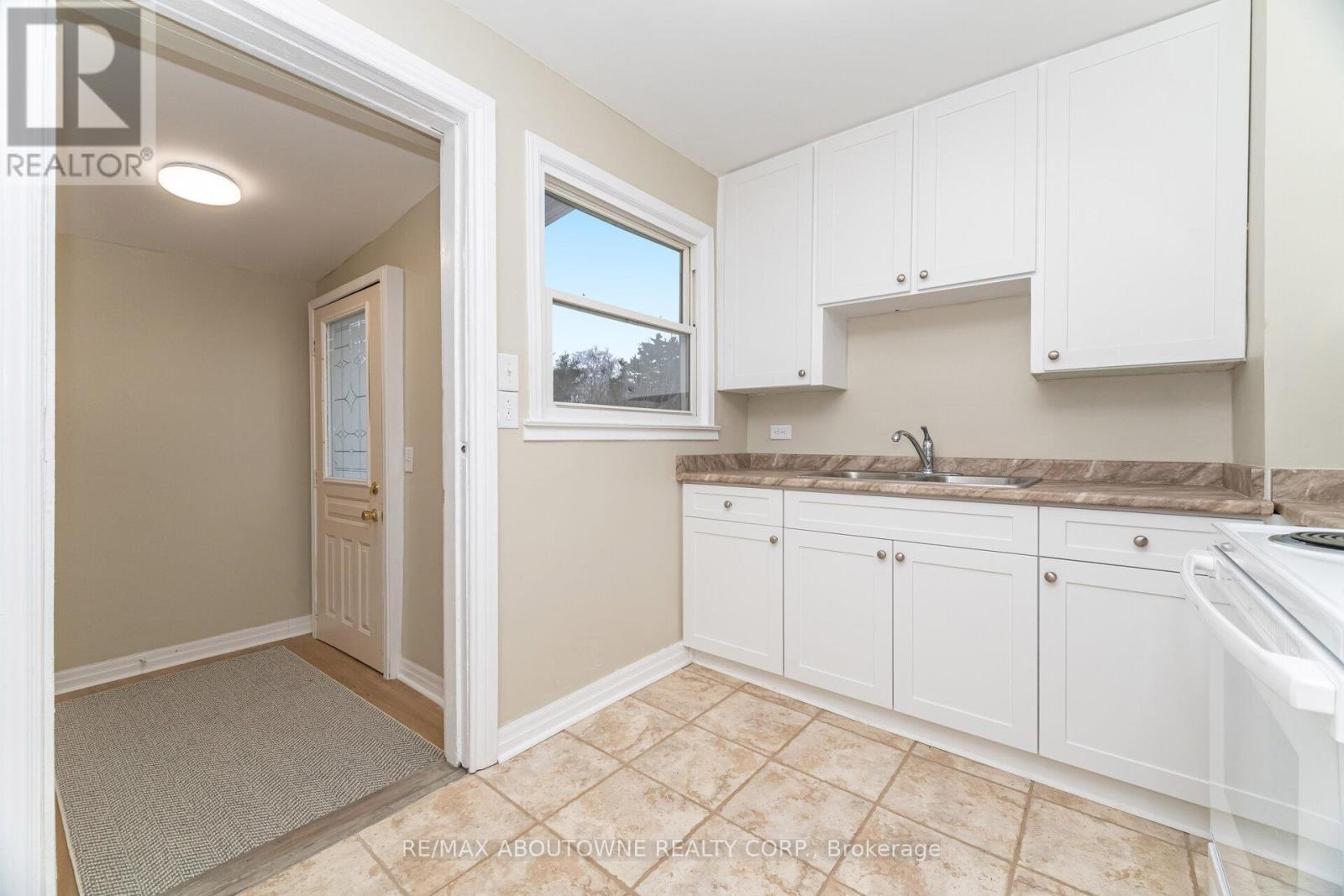 983 Cleta Street, Burlington, ON - Indoor Photo Showing Kitchen