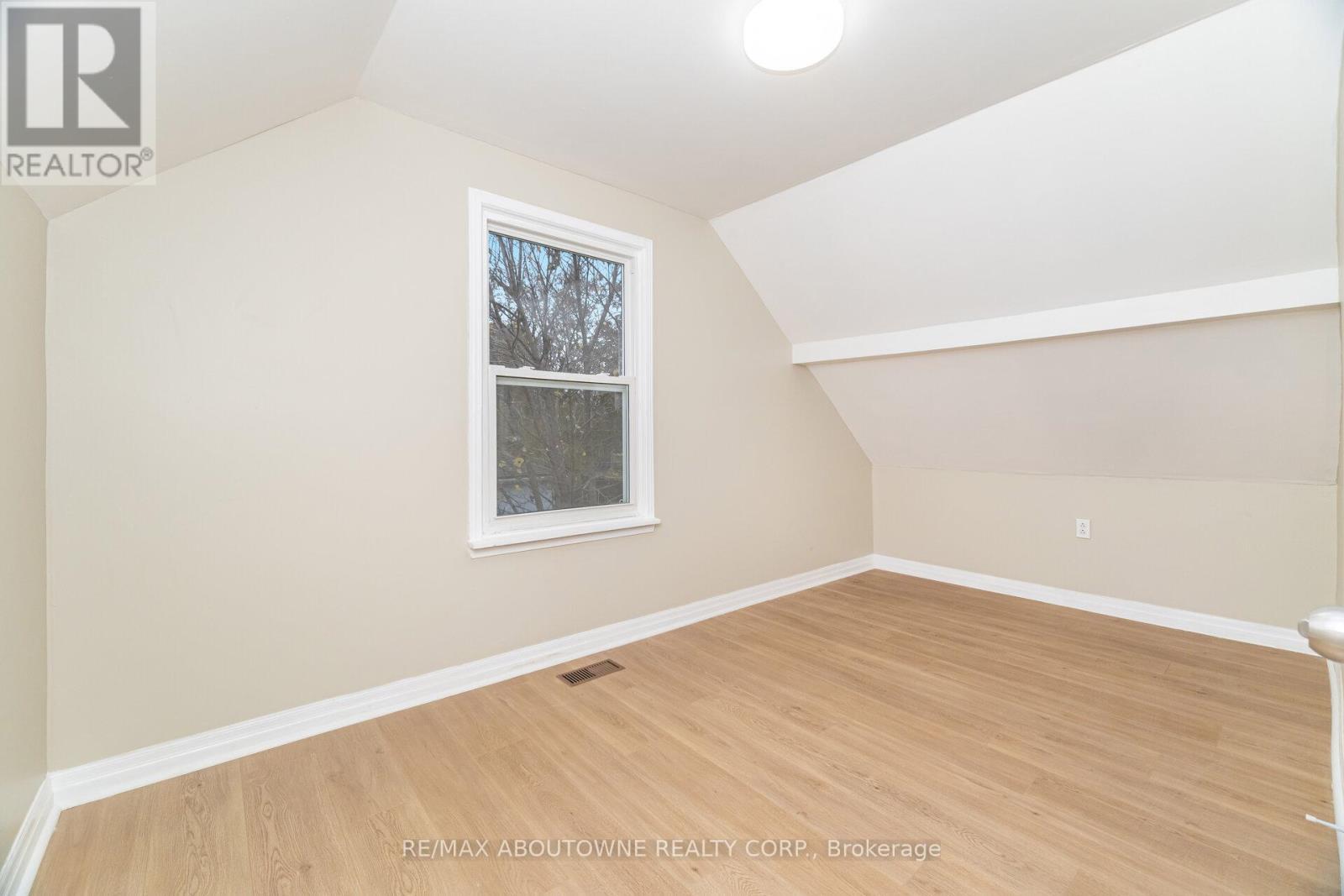 983 Cleta Street, Burlington, ON - Indoor Photo Showing Other Room