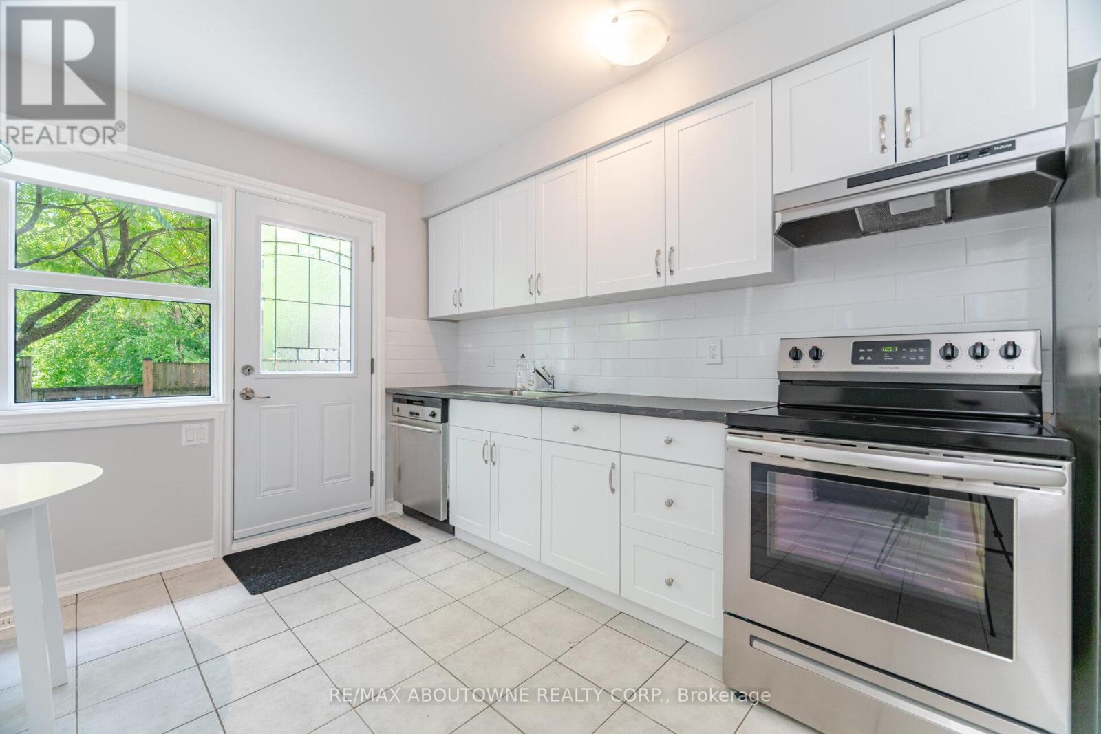 674 Francis Road, Burlington, ON - Indoor Photo Showing Kitchen