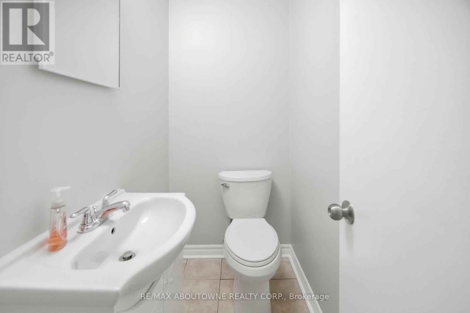 674 Francis Road, Burlington, ON - Indoor Photo Showing Bathroom