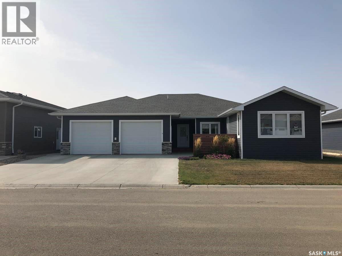 9 Warren Street S, Redvers, SK - Outdoor With Facade