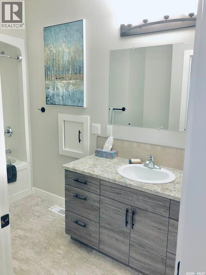 9 Warren Street S, Redvers, SK - Indoor Photo Showing Bathroom