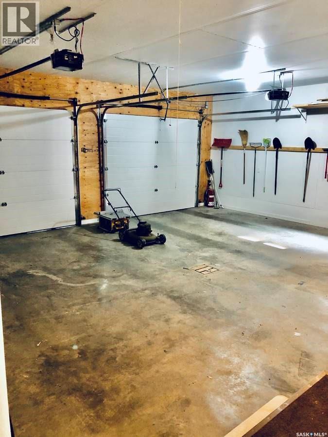 9 Warren Street S, Redvers, SK - Indoor Photo Showing Garage