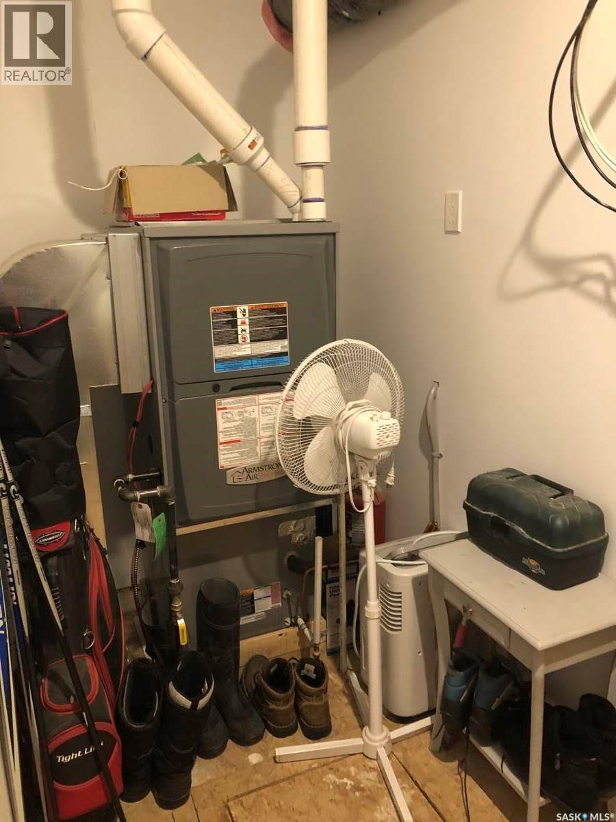 9 Warren Street S, Redvers, SK - Indoor