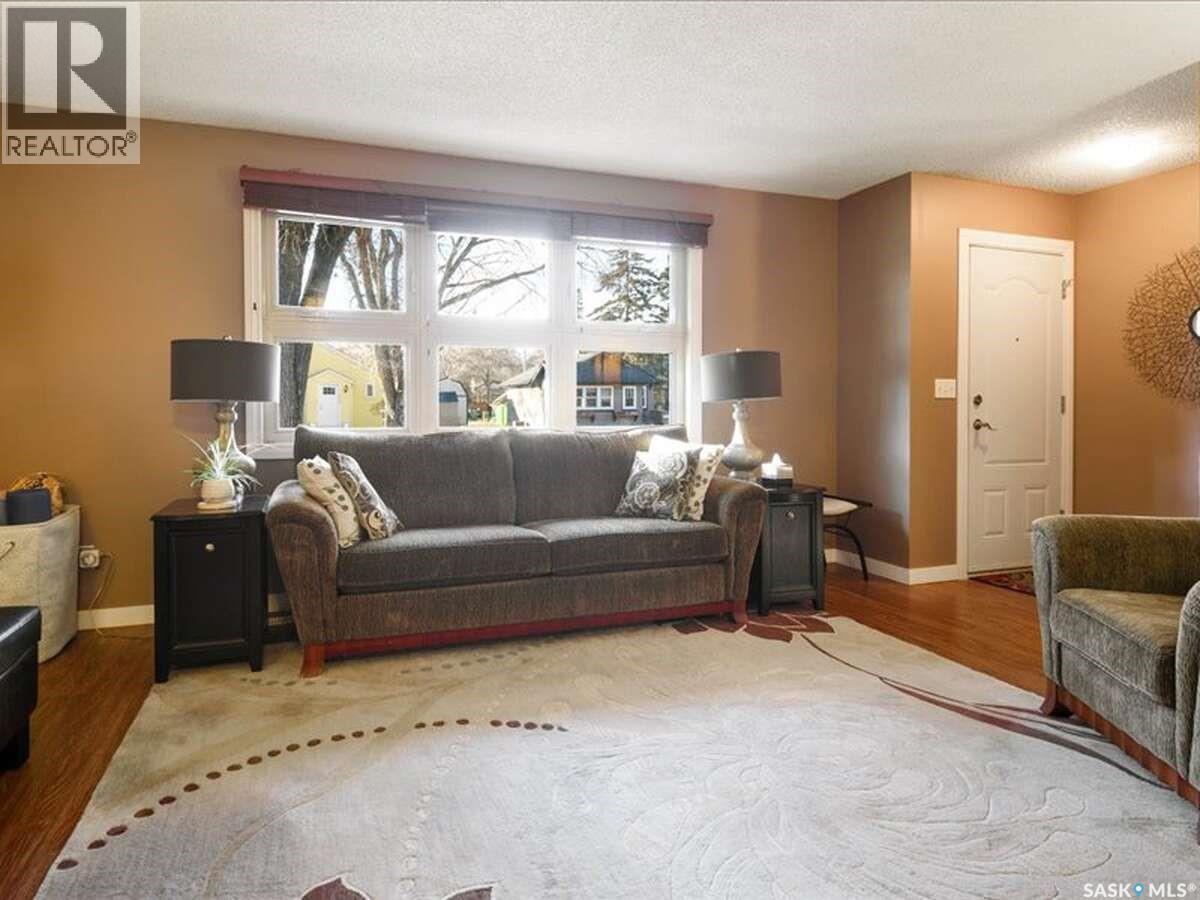 2529 Atkinson Street, Regina, SK - Indoor Photo Showing Living Room