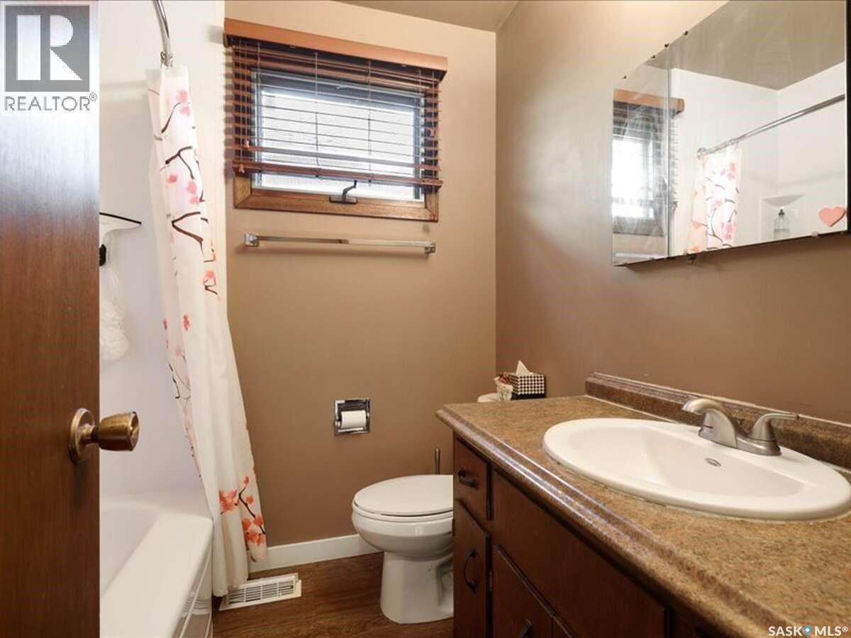 2529 Atkinson Street, Regina, SK - Indoor Photo Showing Bathroom
