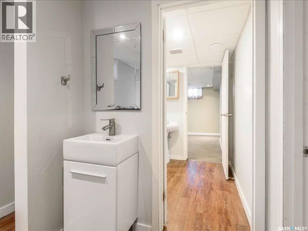 2529 Atkinson Street, Regina, SK - Indoor Photo Showing Bathroom