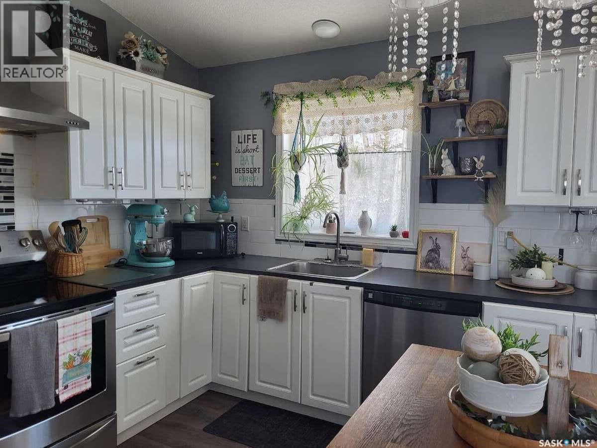 210 Douglas Place, Waseca, SK - Indoor Photo Showing Kitchen