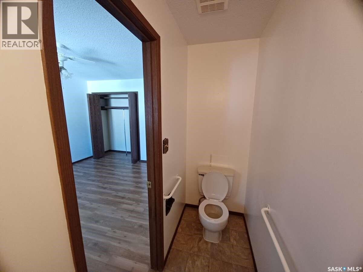 113 5Th Avenue, Gravelbourg, SK - Indoor