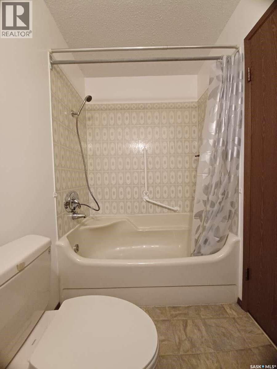 113 5Th Avenue, Gravelbourg, SK - Indoor Photo Showing Bathroom