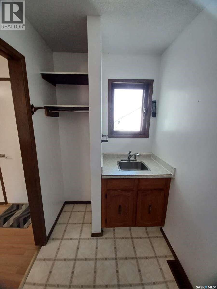 113 5Th Avenue, Gravelbourg, SK - Indoor