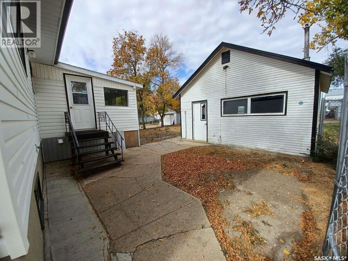 113 5Th Avenue, Gravelbourg, SK - Outdoor With Exterior