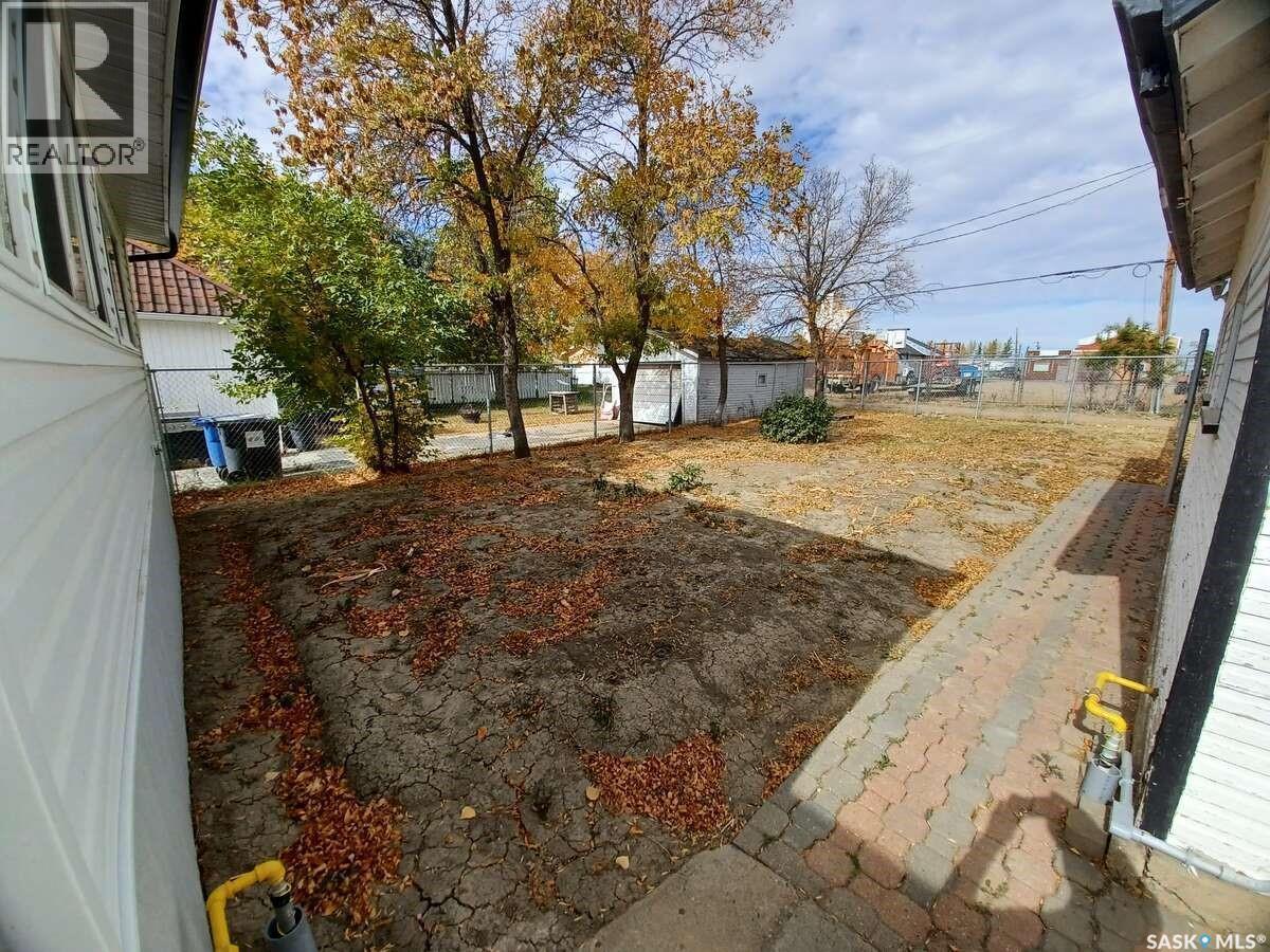 113 5Th Avenue, Gravelbourg, SK - Outdoor