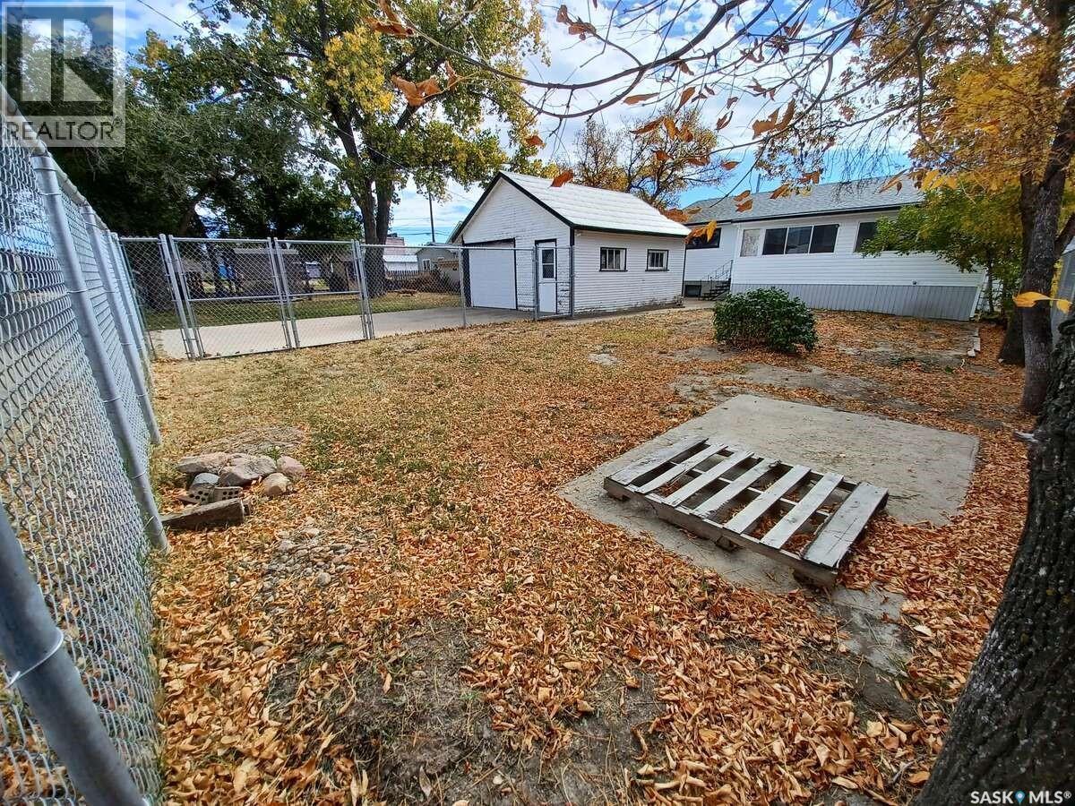 113 5Th Avenue, Gravelbourg, SK - Outdoor