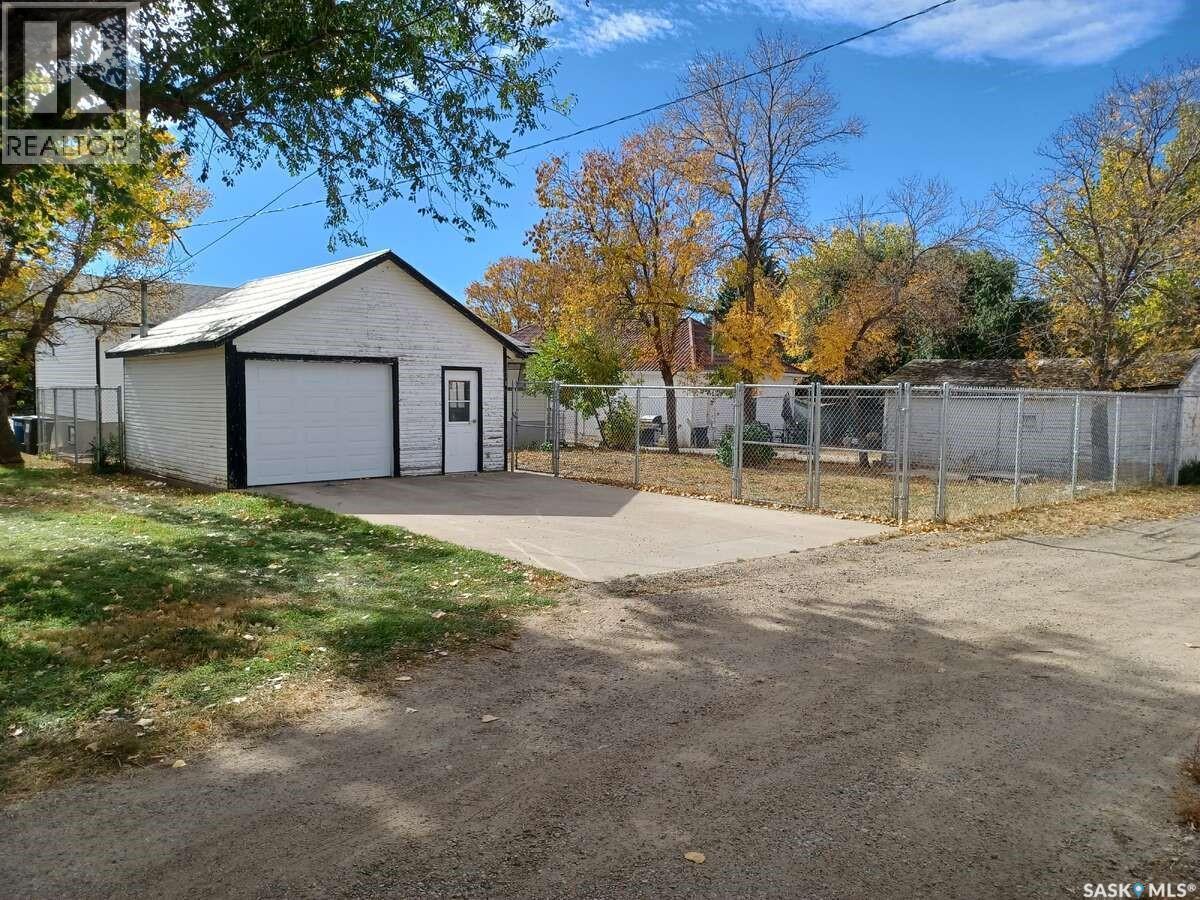 113 5Th Avenue, Gravelbourg, SK - Outdoor