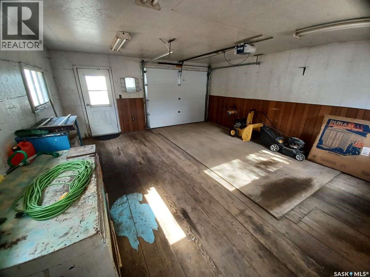 113 5Th Avenue, Gravelbourg, SK - Indoor Photo Showing Garage