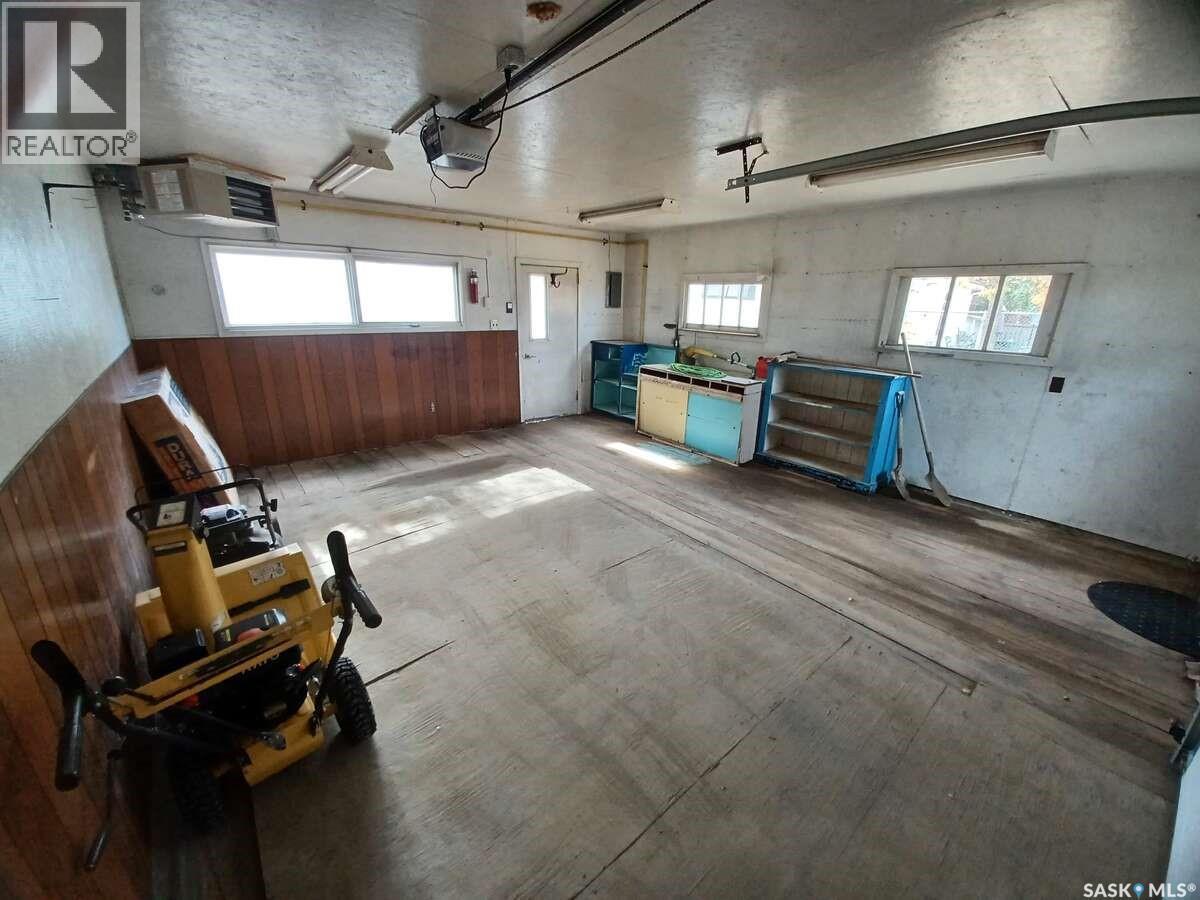 113 5Th Avenue, Gravelbourg, SK - Indoor Photo Showing Garage