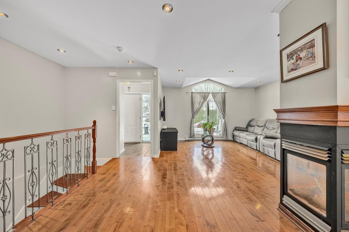 Salon - 8570 Rue Henri-Julien, Mirabel, QC - Indoor Photo Showing Other Room With Fireplace