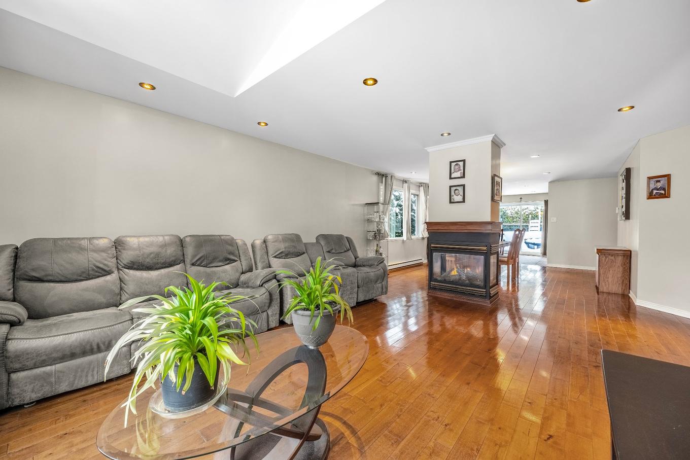 Vue d'ensemble - 8570 Rue Henri-Julien, Mirabel, QC - Indoor Photo Showing Living Room With Fireplace