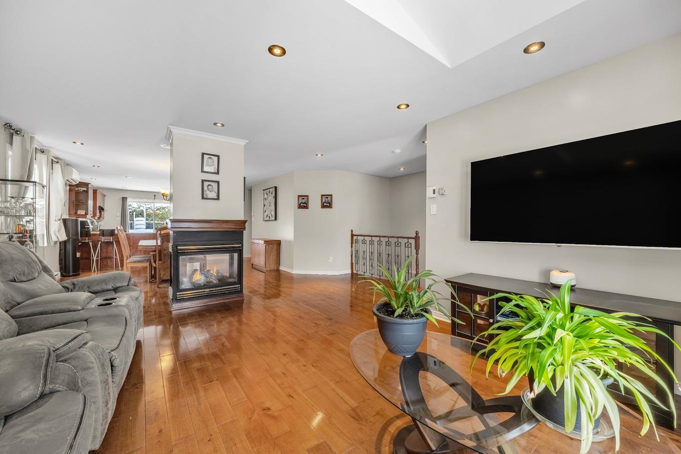 Vue d'ensemble - 8570 Rue Henri-Julien, Mirabel, QC - Indoor Photo Showing Living Room With Fireplace