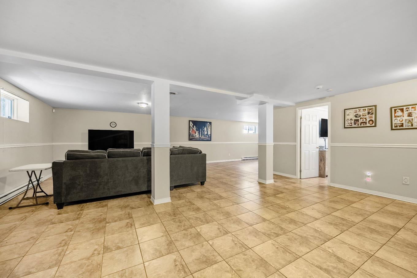 Salle familiale - 8570 Rue Henri-Julien, Mirabel, QC - Indoor