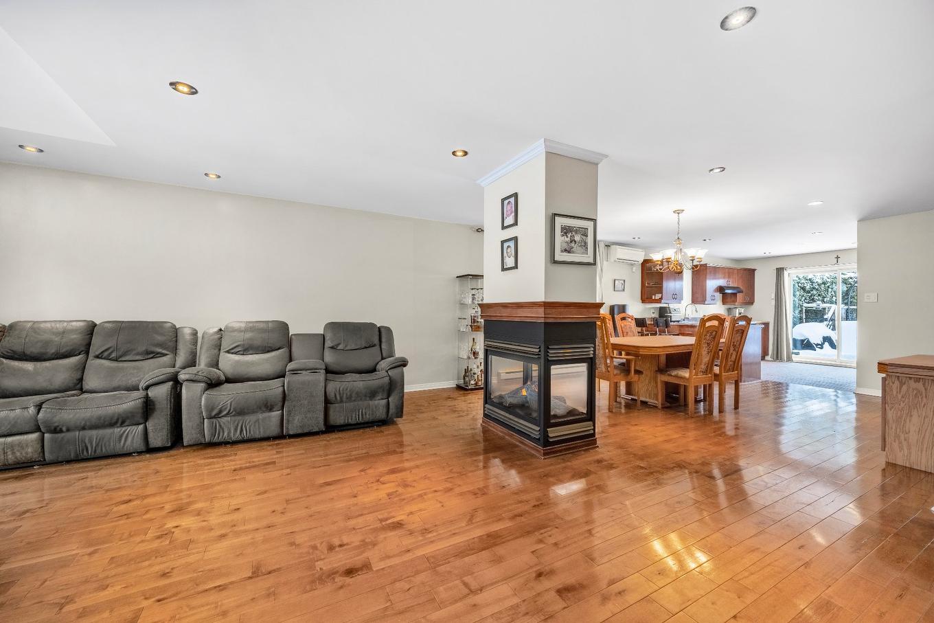 Vue d'ensemble - 8570 Rue Henri-Julien, Mirabel, QC - Indoor Photo Showing Living Room
