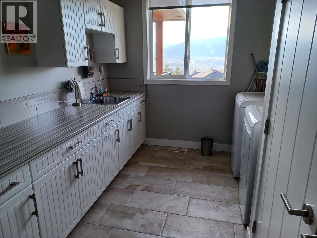 1120 Holden Road, Penticton, BC - Indoor Photo Showing Laundry Room