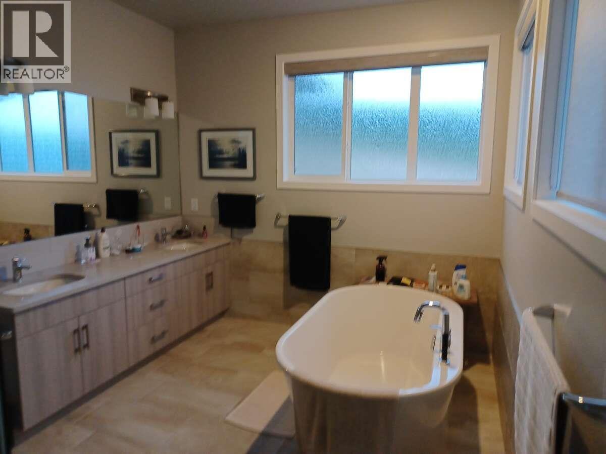 1120 Holden Road, Penticton, BC - Indoor Photo Showing Bathroom