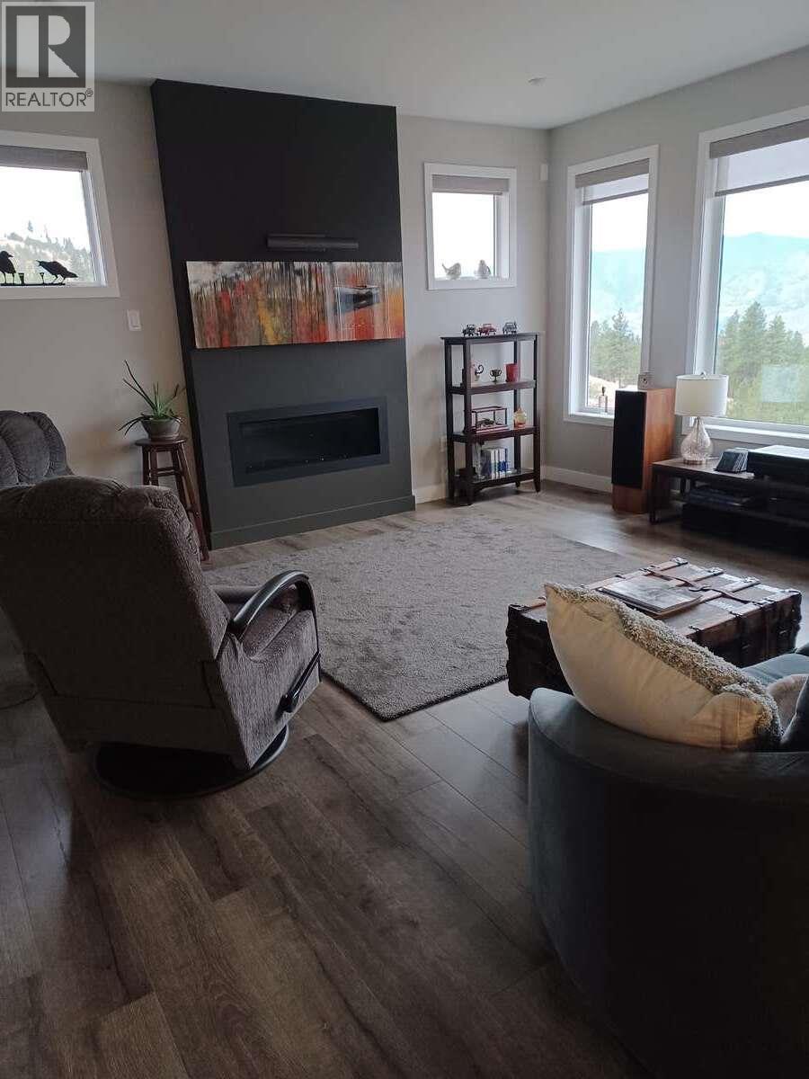 1120 Holden Road, Penticton, BC - Indoor Photo Showing Living Room With Fireplace