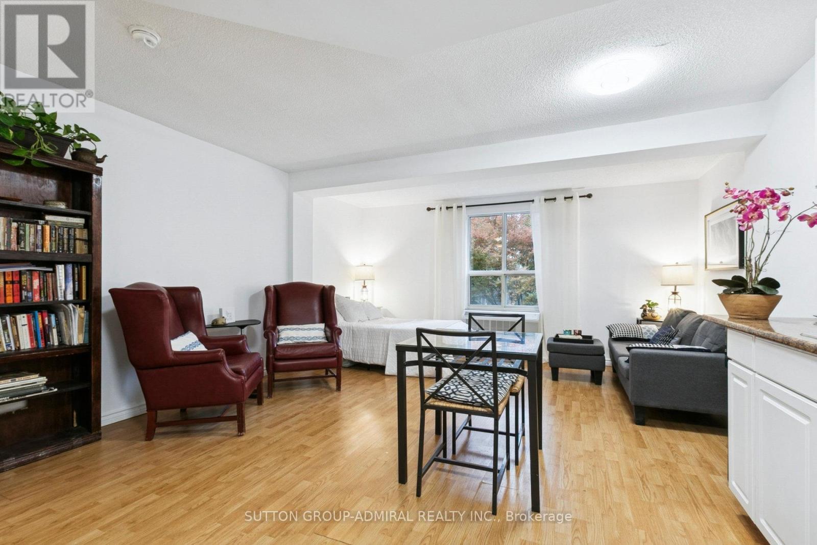 305 - 88 Charles Street, Toronto, ON - Indoor Photo Showing Living Room