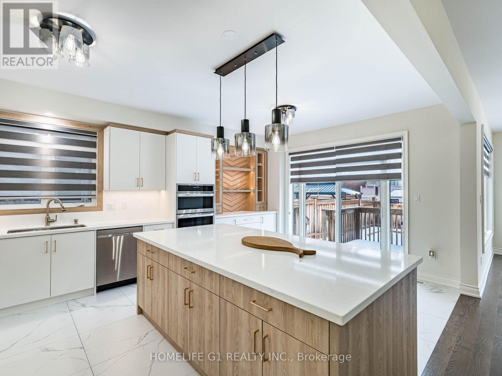 8 Vetch Street, Brampton, ON - Indoor Photo Showing Kitchen With Upgraded Kitchen